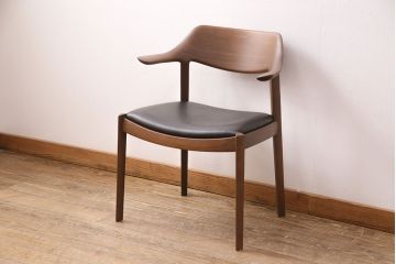 中古　展示美品　2016年製　CONDE HOUSE(カンディハウス)　ウイングラックスシリーズ　ウォールナットの滑らかな木肌とスタイリッシュなデザインが魅力のアームチェア(定価約9万3千円)(牛皮、ダイニングチェア)(R-050528)