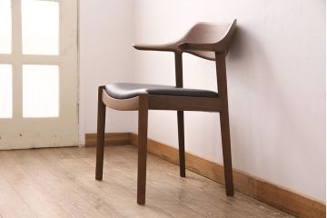 中古　展示美品　2016年製　CONDE HOUSE(カンディハウス)　ウイングラックスシリーズ　ウォールナットの滑らかな木肌とスタイリッシュなデザインが魅力のアームチェア(定価約9万3千円)(牛皮、ダイニングチェア)(R-050528)