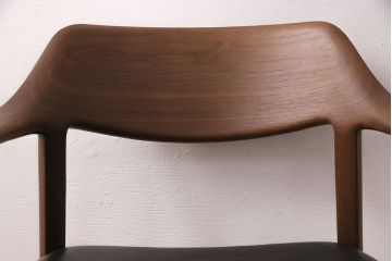 中古　展示美品　2016年製　CONDE HOUSE(カンディハウス)　ウイングラックスシリーズ　ウォールナットの滑らかな木肌とスタイリッシュなデザインが魅力のアームチェア(定価約9万3千円)(牛皮、ダイニングチェア)(R-050528)