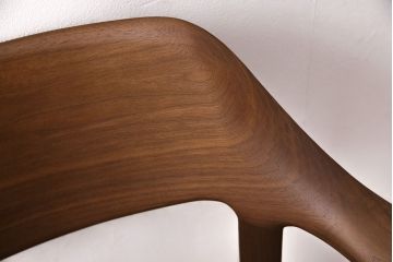 中古　展示美品　2016年製　CONDE HOUSE(カンディハウス)　ウイングラックスシリーズ　ウォールナットの滑らかな木肌とスタイリッシュなデザインが魅力のアームチェア(定価約9万3千円)(牛皮、ダイニングチェア)(R-050528)