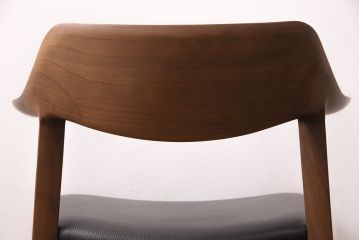 中古　展示美品　2016年製　CONDE HOUSE(カンディハウス)　ウイングラックスシリーズ　ウォールナットの滑らかな木肌とスタイリッシュなデザインが魅力のアームチェア(定価約9万3千円)(牛皮、ダイニングチェア)(R-050528)