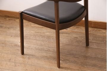 中古　展示美品　2016年製　CONDE HOUSE(カンディハウス)　ウイングラックスシリーズ　ウォールナットの滑らかな木肌とスタイリッシュなデザインが魅力のアームチェア(定価約9万3千円)(牛皮、ダイニングチェア)(R-050528)