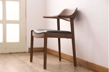 中古　展示美品　2016年製　CONDE HOUSE(カンディハウス)　ウイングラックスシリーズ　ウォールナットの滑らかな木肌とスタイリッシュなデザインが魅力のアームチェア(定価約9万3千円)(牛皮、ダイニングチェア)(R-050529)