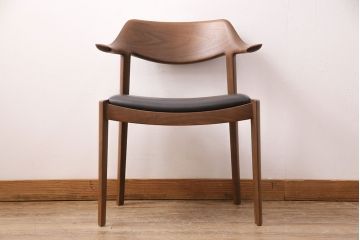 中古　展示美品　2016年製　CONDE HOUSE(カンディハウス)　ウイングラックスシリーズ　ウォールナットの滑らかな木肌とスタイリッシュなデザインが魅力のアームチェア(定価約9万3千円)(牛皮、ダイニングチェア)(R-050529)
