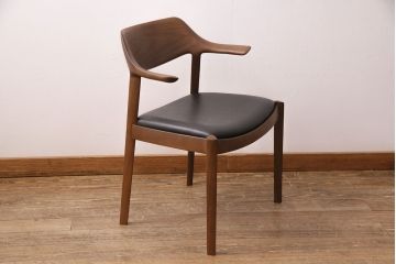 中古　展示美品　2016年製　CONDE HOUSE(カンディハウス)　ウイングラックスシリーズ　ウォールナットの滑らかな木肌とスタイリッシュなデザインが魅力のアームチェア(定価約9万3千円)(牛皮、ダイニングチェア)(R-050529)