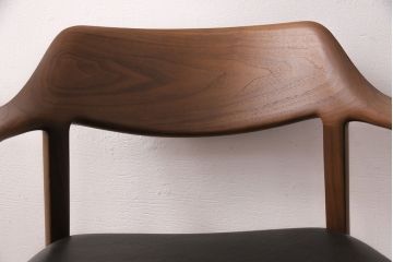 中古　展示美品　2016年製　CONDE HOUSE(カンディハウス)　ウイングラックスシリーズ　ウォールナットの滑らかな木肌とスタイリッシュなデザインが魅力のアームチェア(定価約9万3千円)(牛皮、ダイニングチェア)(R-050529)