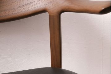 中古　展示美品　2016年製　CONDE HOUSE(カンディハウス)　ウイングラックスシリーズ　ウォールナットの滑らかな木肌とスタイリッシュなデザインが魅力のアームチェア(定価約9万3千円)(牛皮、ダイニングチェア)(R-050529)