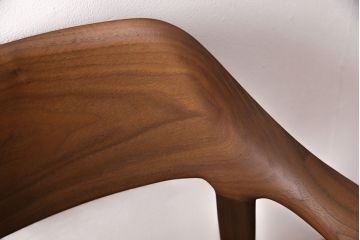 中古　展示美品　2016年製　CONDE HOUSE(カンディハウス)　ウイングラックスシリーズ　ウォールナットの滑らかな木肌とスタイリッシュなデザインが魅力のアームチェア(定価約9万3千円)(牛皮、ダイニングチェア)(R-050529)