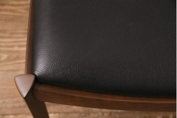 中古　展示美品　2016年製　CONDE HOUSE(カンディハウス)　ウイングラックスシリーズ　ウォールナットの滑らかな木肌とスタイリッシュなデザインが魅力のアームチェア(定価約9万3千円)(牛皮、ダイニングチェア)(R-050529)