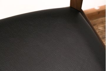 中古　展示美品　2016年製　CONDE HOUSE(カンディハウス)　ウイングラックスシリーズ　ウォールナットの滑らかな木肌とスタイリッシュなデザインが魅力のアームチェア(定価約9万3千円)(牛皮、ダイニングチェア)(R-050529)