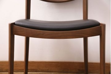 中古　展示美品　2016年製　CONDE HOUSE(カンディハウス)　ウイングラックスシリーズ　ウォールナットの滑らかな木肌とスタイリッシュなデザインが魅力のアームチェア(定価約9万3千円)(牛皮、ダイニングチェア)(R-050529)