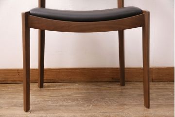 中古　展示美品　2016年製　CONDE HOUSE(カンディハウス)　ウイングラックスシリーズ　ウォールナットの滑らかな木肌とスタイリッシュなデザインが魅力のアームチェア(定価約9万3千円)(牛皮、ダイニングチェア)(R-050529)
