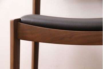 中古　展示美品　2016年製　CONDE HOUSE(カンディハウス)　ウイングラックスシリーズ　ウォールナットの滑らかな木肌とスタイリッシュなデザインが魅力のアームチェア(定価約9万3千円)(牛皮、ダイニングチェア)(R-050529)