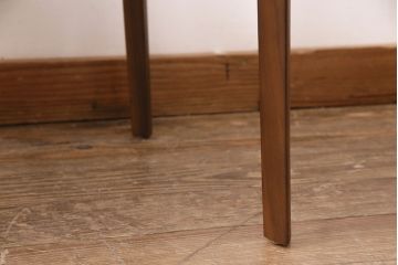 中古　展示美品　2016年製　CONDE HOUSE(カンディハウス)　ウイングラックスシリーズ　ウォールナットの滑らかな木肌とスタイリッシュなデザインが魅力のアームチェア(定価約9万3千円)(牛皮、ダイニングチェア)(R-050529)