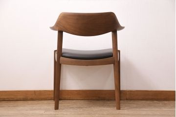 中古　展示美品　2016年製　CONDE HOUSE(カンディハウス)　ウイングラックスシリーズ　ウォールナットの滑らかな木肌とスタイリッシュなデザインが魅力のアームチェア(定価約9万3千円)(牛皮、ダイニングチェア)(R-050529)