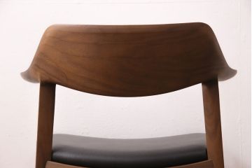 中古　展示美品　2016年製　CONDE HOUSE(カンディハウス)　ウイングラックスシリーズ　ウォールナットの滑らかな木肌とスタイリッシュなデザインが魅力のアームチェア(定価約9万3千円)(牛皮、ダイニングチェア)(R-050529)