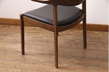 中古　展示美品　2016年製　CONDE HOUSE(カンディハウス)　ウイングラックスシリーズ　ウォールナットの滑らかな木肌とスタイリッシュなデザインが魅力のアームチェア(定価約9万3千円)(牛皮、ダイニングチェア)(R-050529)
