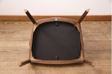 中古　展示美品　2016年製　CONDE HOUSE(カンディハウス)　ウイングラックスシリーズ　ウォールナットの滑らかな木肌とスタイリッシュなデザインが魅力のアームチェア(定価約9万3千円)(牛皮、ダイニングチェア)(R-050529)