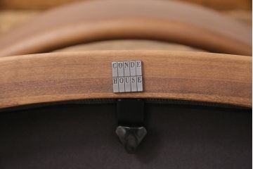 中古　展示美品　2016年製　CONDE HOUSE(カンディハウス)　ウイングラックスシリーズ　ウォールナットの滑らかな木肌とスタイリッシュなデザインが魅力のアームチェア(定価約9万3千円)(牛皮、ダイニングチェア)(R-050529)