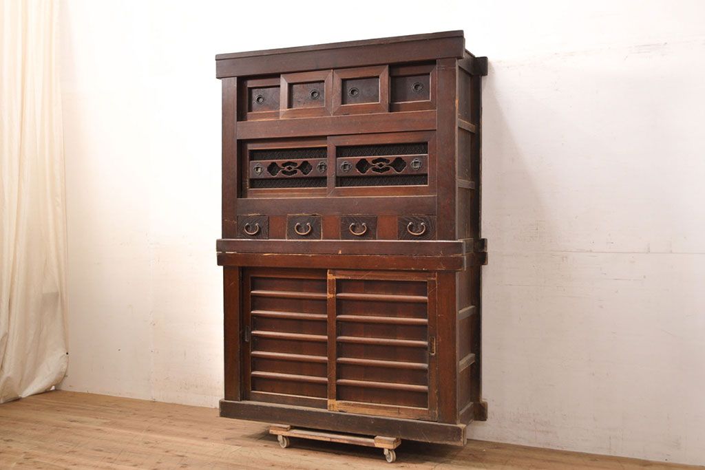 和製アンティーク　前面ヒノキ材・一部ケヤキ材　丁寧な作り込みが魅力的な四尺水屋箪笥(重ね箪笥、収納棚、戸棚、食器棚)(R-050538)