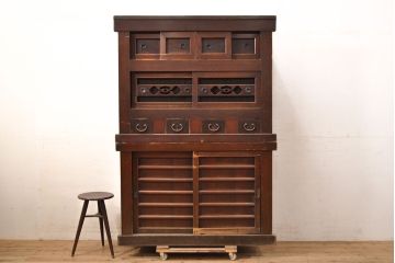 和製アンティーク　前面ヒノキ材・一部ケヤキ材　丁寧な作り込みが魅力的な四尺水屋箪笥(重ね箪笥、収納棚、戸棚、食器棚)(R-050538)