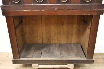 和製アンティーク　前面ヒノキ材・一部ケヤキ材　丁寧な作り込みが魅力的な四尺水屋箪笥(重ね箪笥、収納棚、戸棚、食器棚)(R-050538)