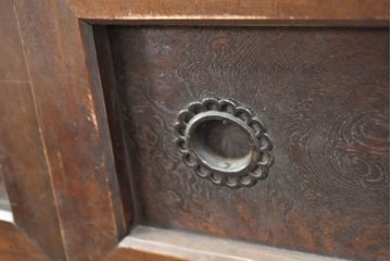 和製アンティーク　前面ヒノキ材・一部ケヤキ材　丁寧な作り込みが魅力的な四尺水屋箪笥(重ね箪笥、収納棚、戸棚、食器棚)(R-050538)