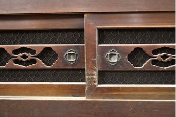 和製アンティーク　前面ヒノキ材・一部ケヤキ材　丁寧な作り込みが魅力的な四尺水屋箪笥(重ね箪笥、収納棚、戸棚、食器棚)(R-050538)