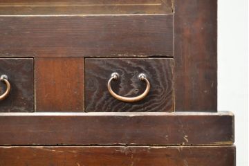 和製アンティーク　前面ヒノキ材・一部ケヤキ材　丁寧な作り込みが魅力的な四尺水屋箪笥(重ね箪笥、収納棚、戸棚、食器棚)(R-050538)