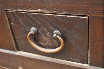 和製アンティーク　前面ヒノキ材・一部ケヤキ材　丁寧な作り込みが魅力的な四尺水屋箪笥(重ね箪笥、収納棚、戸棚、食器棚)(R-050538)