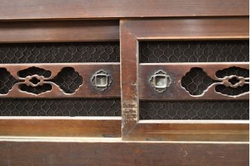 和製アンティーク　前面ヒノキ材・一部ケヤキ材　丁寧な作り込みが魅力的な水屋箪笥・上段(収納棚、戸棚、食器棚)(R-050539)