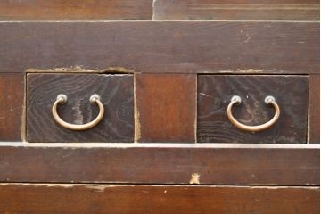 和製アンティーク　前面ヒノキ材・一部ケヤキ材　丁寧な作り込みが魅力的な水屋箪笥・上段(収納棚、戸棚、食器棚)(R-050539)