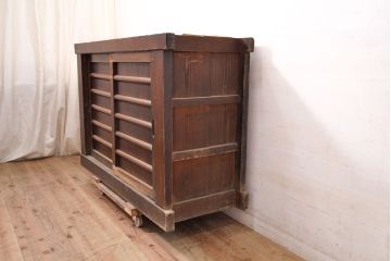【簡易リペア限定品】和製アンティーク　前面ヒノキ材・一部ケヤキ材　丁寧な作り込みが魅力的な水屋箪笥・下段(収納棚、戸棚、食器棚)(R-050540)