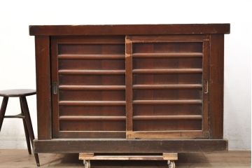 和製アンティーク　前面ヒノキ材・一部ケヤキ材　丁寧な作り込みが魅力的な水屋箪笥・下段(収納棚、戸棚、食器棚)(R-050540)