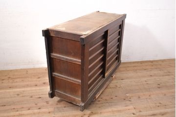 和製アンティーク　前面ヒノキ材・一部ケヤキ材　丁寧な作り込みが魅力的な水屋箪笥・下段(収納棚、戸棚、食器棚)(R-050540)
