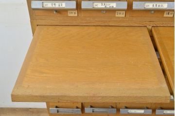 和製ビンテージ　昭和レトロ　KIHARA　お洒落な小物収納が叶うナラ材製ネームプレート付きカードケース(引き出し、チェスト、ヴィンテージ、図書館、図書室)(R-050543)