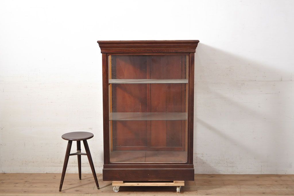 和製アンティーク　経年を感じる木の風合いと深みのある色合いが味わい深いガラスケース(ショーケース、陳列棚、飾り棚、店舗什器、収納棚)(R-050545)