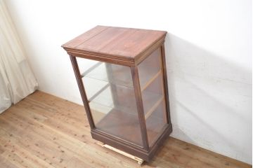 和製アンティーク　経年を感じる木の風合いと深みのある色合いが味わい深いガラスケース(ショーケース、陳列棚、飾り棚、店舗什器、収納棚)(R-050545)