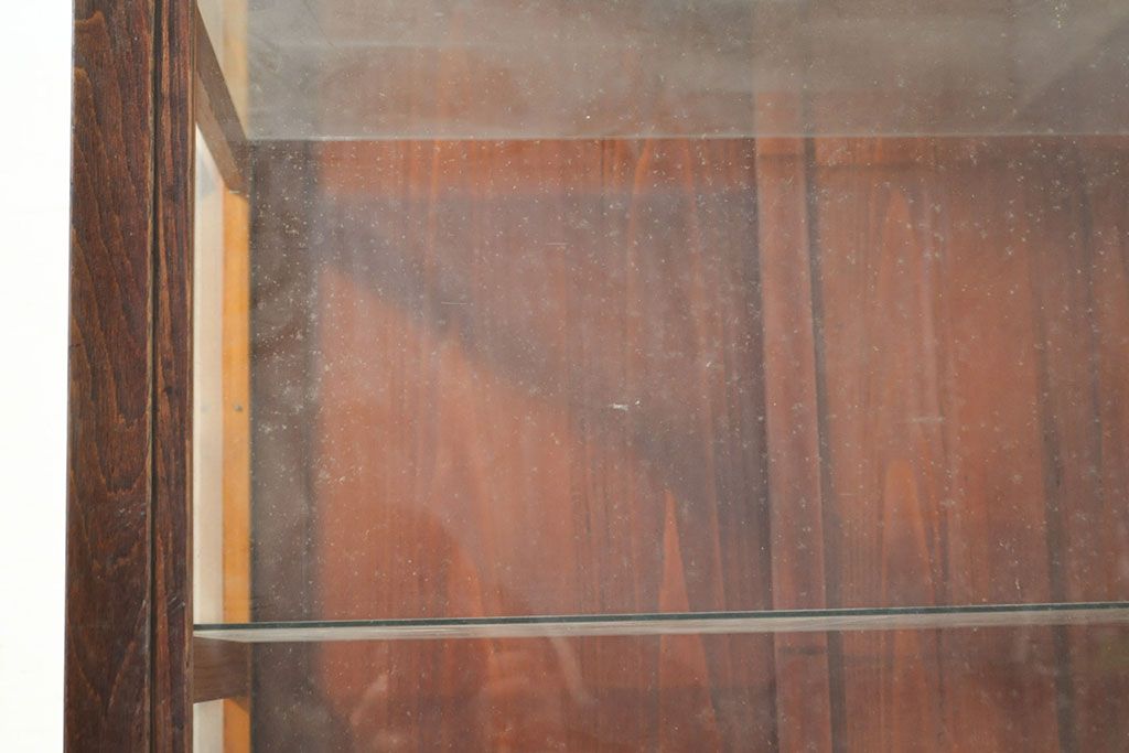 和製アンティーク　経年を感じる木の風合いと深みのある色合いが味わい深いガラスケース(ショーケース、陳列棚、飾り棚、店舗什器、収納棚)(R-050545)