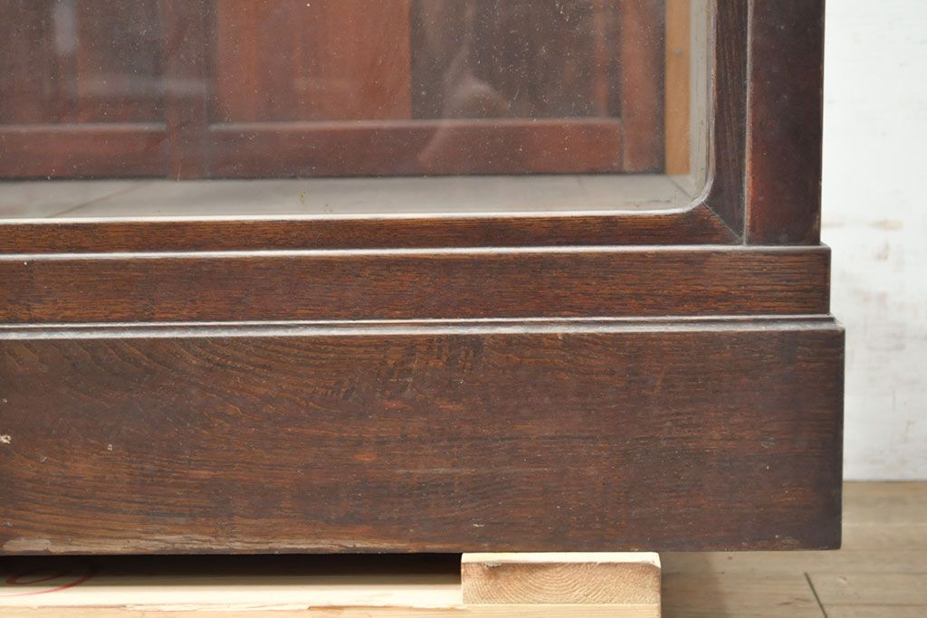 和製アンティーク　経年を感じる木の風合いと深みのある色合いが味わい深いガラスケース(ショーケース、陳列棚、飾り棚、店舗什器、収納棚)(R-050545)