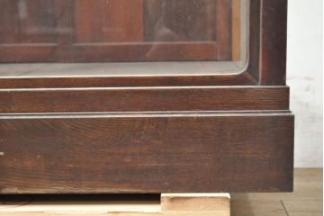 和製アンティーク　経年を感じる木の風合いと深みのある色合いが味わい深いガラスケース(ショーケース、陳列棚、飾り棚、店舗什器、収納棚)(R-050545)