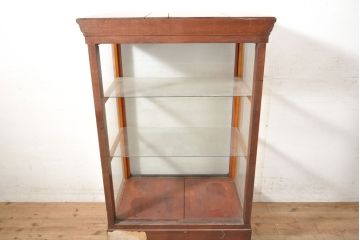 和製アンティーク　経年を感じる木の風合いと深みのある色合いが味わい深いガラスケース(ショーケース、陳列棚、飾り棚、店舗什器、収納棚)(R-050545)