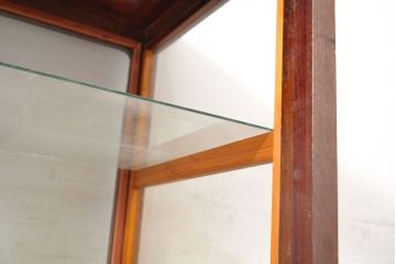 和製アンティーク　経年を感じる木の風合いと深みのある色合いが味わい深いガラスケース(ショーケース、陳列棚、飾り棚、店舗什器、収納棚)(R-050545)