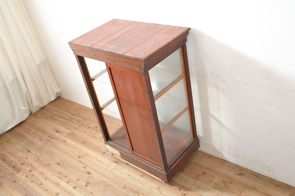 和製アンティーク　経年を感じる木の風合いと深みのある色合いが味わい深いガラスケース(ショーケース、陳列棚、飾り棚、店舗什器、収納棚)(R-050545)