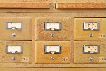 レトロ家具　昭和レトロ　KIHARA　小物収納にうってつけのナラ材製ネームプレート付きカードケース(引き出し、チェスト、図書館、図書室)(R-050547)