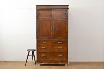 和製アンティーク　タモ材・ケヤキ材　衣装盆付き　木製の引手などの凝ったつくりが魅力!レトロな雰囲気を醸しだす二段重ね和箪笥(和タンス、収納箪笥、時代箪笥、衣装箪笥、着物箪笥)(R-050553)