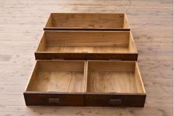 和製アンティーク　タモ材・ケヤキ材　衣装盆付き　木製の引手などの凝ったつくりが魅力!レトロな雰囲気を醸しだす二段重ね和箪笥(和タンス、収納箪笥、時代箪笥、衣装箪笥、着物箪笥)(R-050553)