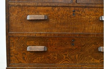 和製アンティーク　タモ材・ケヤキ材　衣装盆付き　木製の引手などの凝ったつくりが魅力!レトロな雰囲気を醸しだす二段重ね和箪笥(和タンス、収納箪笥、時代箪笥、衣装箪笥、着物箪笥)(R-050553)