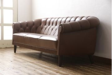 ヴィンテージ家具　デンマークビンテージ　本革　クラシカルな佇まいが魅力の3人掛けソファ(3Pソファ、三人掛けソファ)(R-050554)