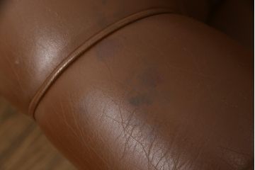 ヴィンテージ家具　デンマークビンテージ　本革　クラシカルな佇まいが魅力の3人掛けソファ(3Pソファ、三人掛けソファ)(R-050554)